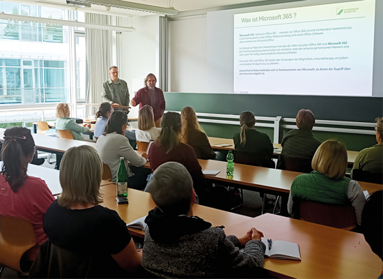 Dr. Ronald Schönheiter und Matthias Scharf referierten im MuVi Raum des ITS über Microsoft 365 und Teams.